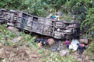 Xe buýt rơi xuống khe núi Pakistan, ít nhất 28 người chết