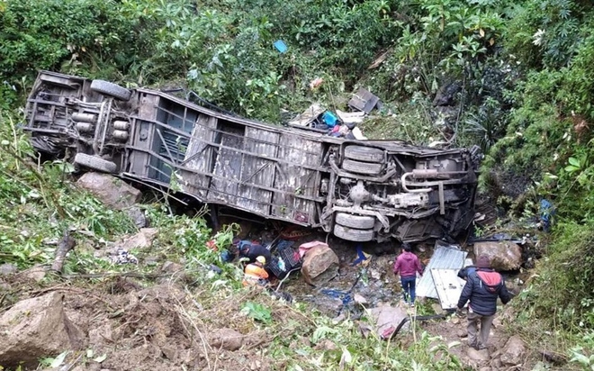 Xe buýt rơi xuống khe núi Pakistan, ít nhất 28 người chết-1
