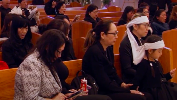 Tang lễ nghệ sĩ Đức Tiến tại Mỹ: Bà xã khóc nghẹn bên linh cữu, con gái nhỏ ngơ ngác gây xót xa-6