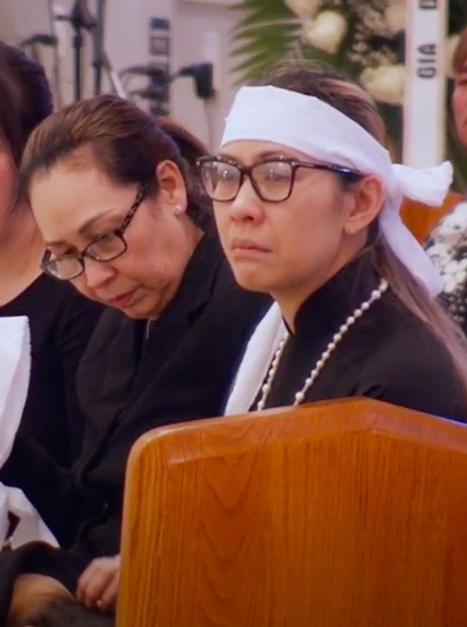 Tang lễ nghệ sĩ Đức Tiến tại Mỹ: Bà xã khóc nghẹn bên linh cữu, con gái nhỏ ngơ ngác gây xót xa-3