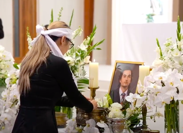 Tang lễ nghệ sĩ Đức Tiến tại Mỹ: Bà xã khóc nghẹn bên linh cữu, con gái nhỏ ngơ ngác gây xót xa-5