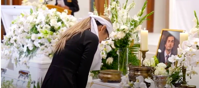 Tang lễ nghệ sĩ Đức Tiến tại Mỹ: Bà xã khóc nghẹn bên linh cữu, con gái nhỏ ngơ ngác gây xót xa-9