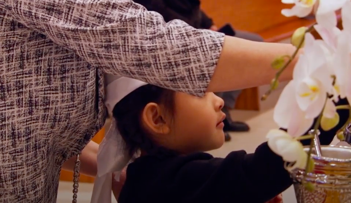 Tang lễ nghệ sĩ Đức Tiến tại Mỹ: Bà xã khóc nghẹn bên linh cữu, con gái nhỏ ngơ ngác gây xót xa-7