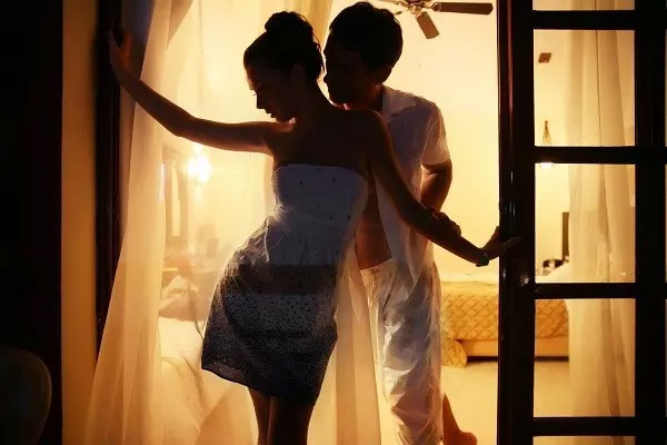 Bí mật của cô hàng xóm trẻ, xinh nhưng hay đãng trí quên chốt cửa nhà lúc đêm muộn-1