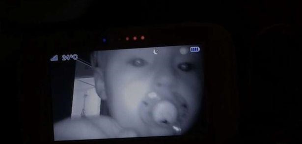 Bé 15 tháng thường dậy giữa đêm nói chuyện với người đàn ông lạ mặt, bố mẹ vào phòng thì không thấy ai-1