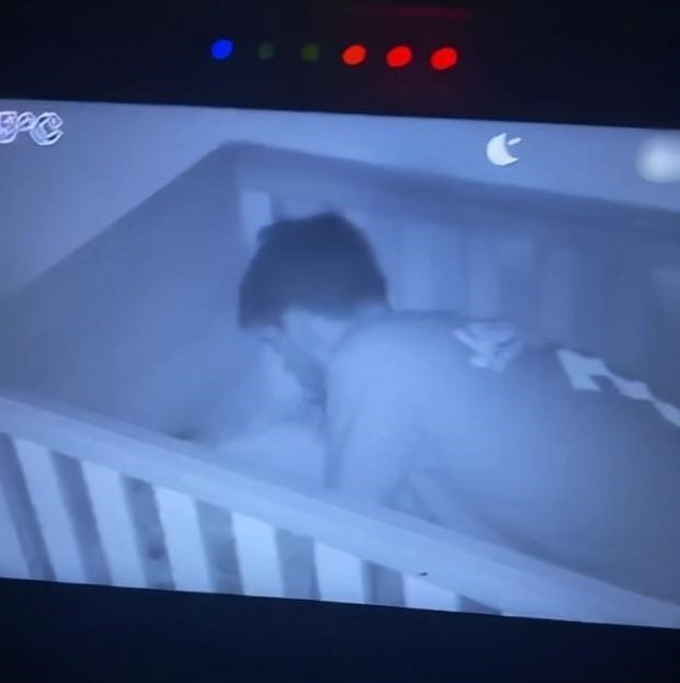 Bé 15 tháng thường dậy giữa đêm nói chuyện với người đàn ông lạ mặt, bố mẹ vào phòng thì không thấy ai-2