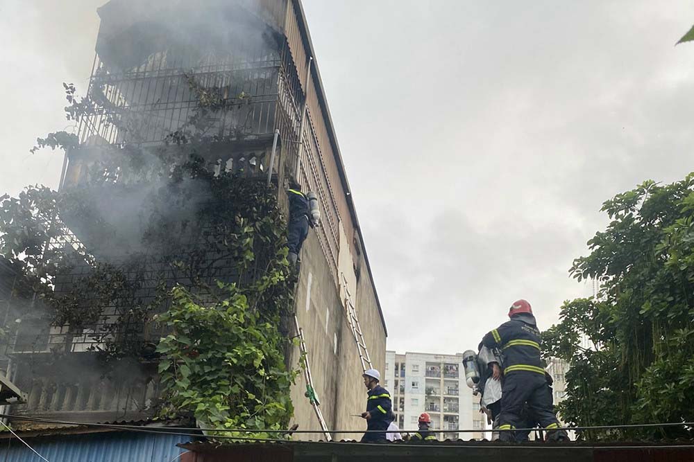 Cháy nhà trọ ở Hà Nội, giải cứu 5 người mắc kẹt-1