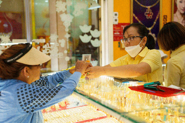 Giá vàng rơi tự do, tiệm chỉ bán 30 phút: Người mua chen chân chờ đến lượt-7