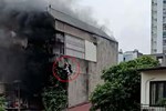 Clip người nhện mặc áo sơ mi bám khung sắt giúp nhiều người thoát nạn trong vụ cháy tại Hà Đông: Bỗng thấy cuộc đời vẫn đẹp sao-2