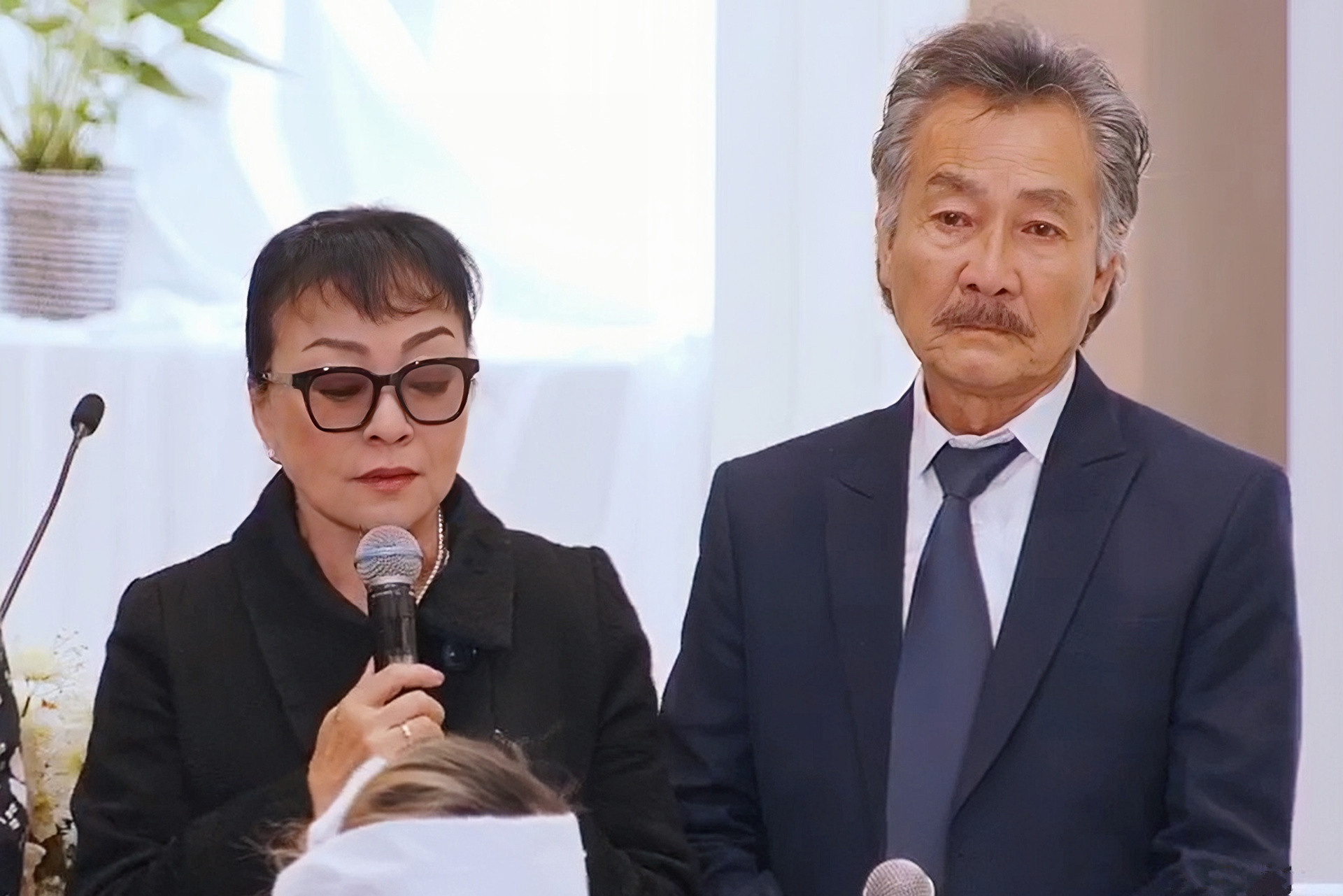 Lễ tang diễn viên Đức Tiến ở Mỹ: Thanh Thảo bật khóc, nhiều nghệ sĩ nghẹn ngào đến tiễn biệt-6