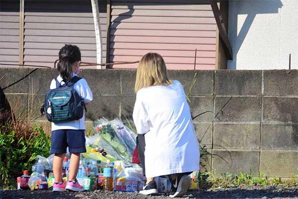 Vụ bé trai 5 tuổi tử vong vì bị bỏ quên trên xe bus của trường từng gây rúng động Nhật Bản: Hiệu trưởng và giáo viên bị xử lý ra sao?-3