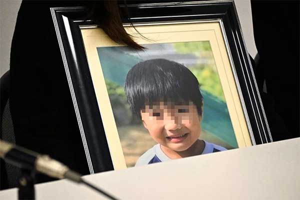 Vụ bé trai 5 tuổi tử vong vì bị bỏ quên trên xe bus của trường từng gây rúng động Nhật Bản: Hiệu trưởng và giáo viên bị xử lý ra sao?-4