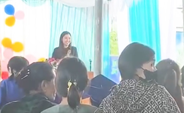 Hiệu trưởng giật mic, chỉ tay vào phụ huynh trong lễ tổng kết, trưởng phòng Giáo dục huyện nói: Xấu hổ-1