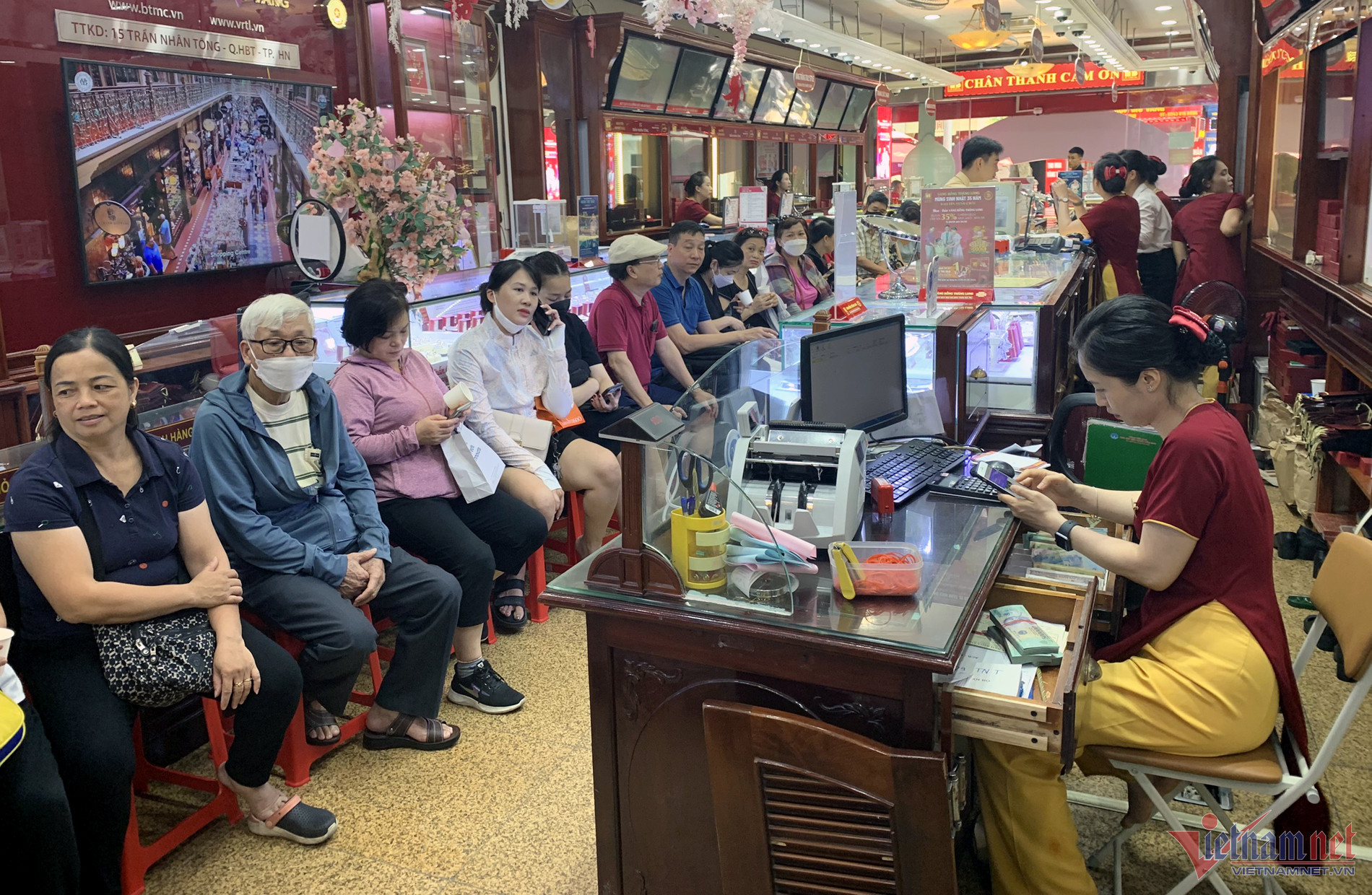 Giá vàng rơi tự do, tiệm chỉ bán 30 phút: Người mua chen chân chờ đến lượt-1