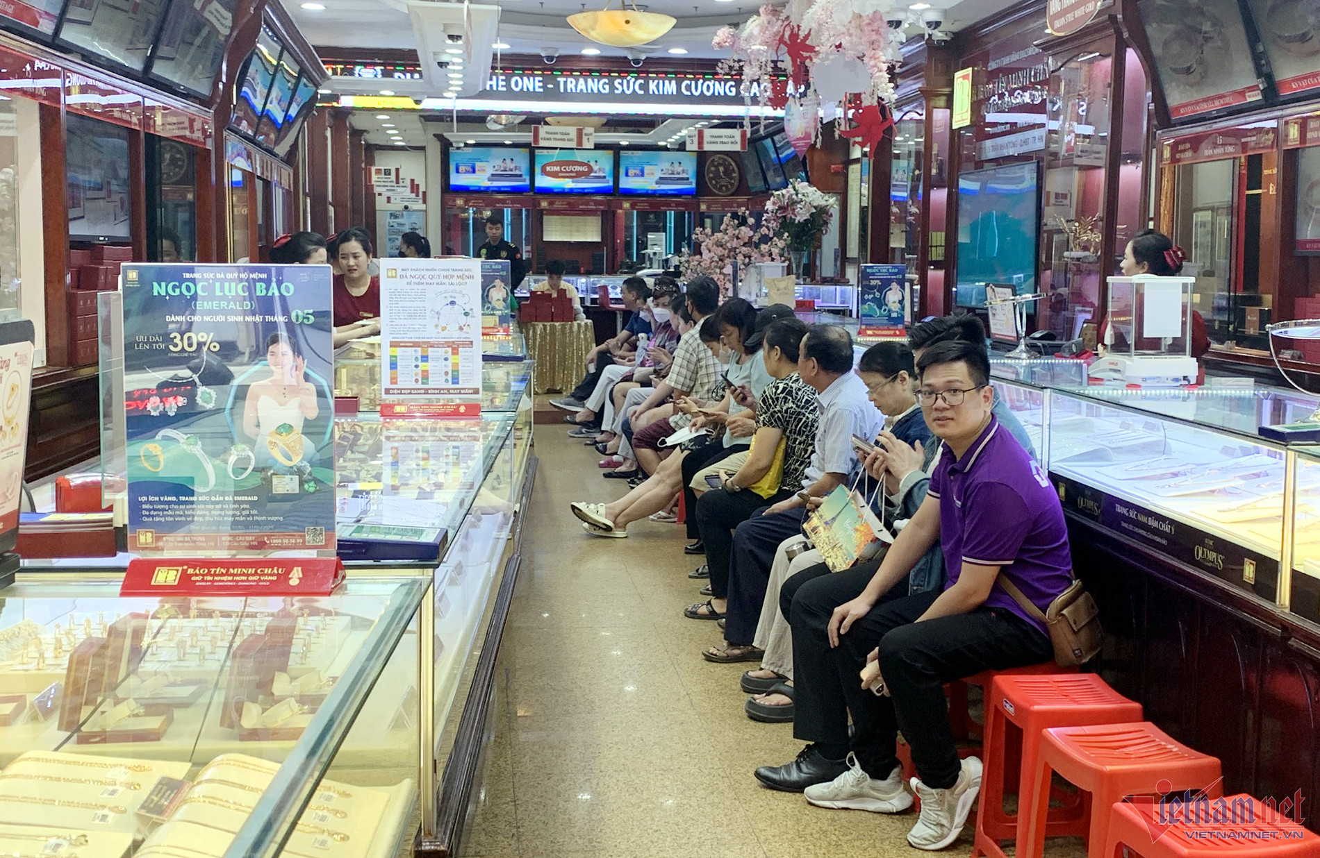 Giá vàng rơi tự do, tiệm chỉ bán 30 phút: Người mua chen chân chờ đến lượt-5