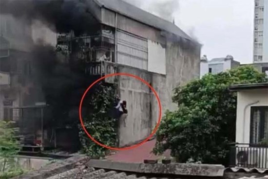 Người hùng kể phút phá lan can ban công, cõng 2 cô gái thoát khỏi đám cháy