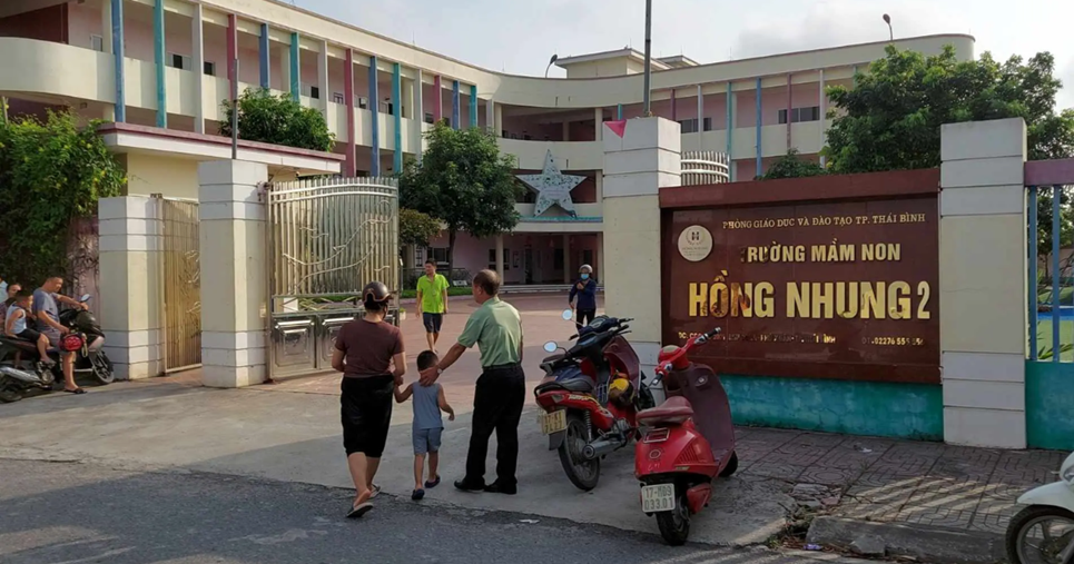 Lý do bà ngoại không xem camera vào ngày bé 5 tuổi bị bỏ quên trên xe đưa đón dẫn đến tử vong-3