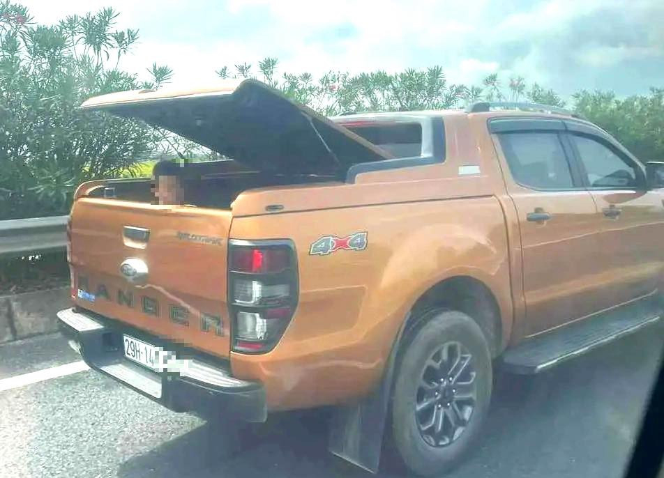 Tài xế xe bán tải chở trẻ em trên thùng bị phạt tiền, tước bằng lái-1