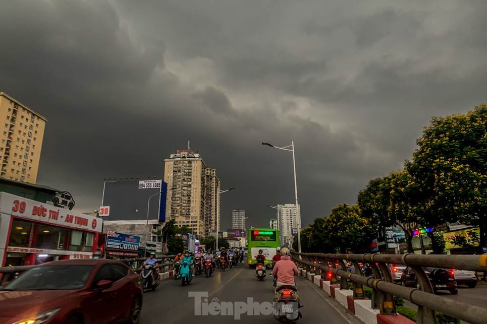 Đường phố Hà Nội thành sông chỉ sau 20 phút mưa rào-1