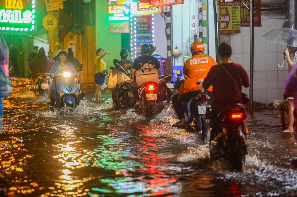 Đường phố Hà Nội thành sông chỉ sau 20 phút mưa rào-2