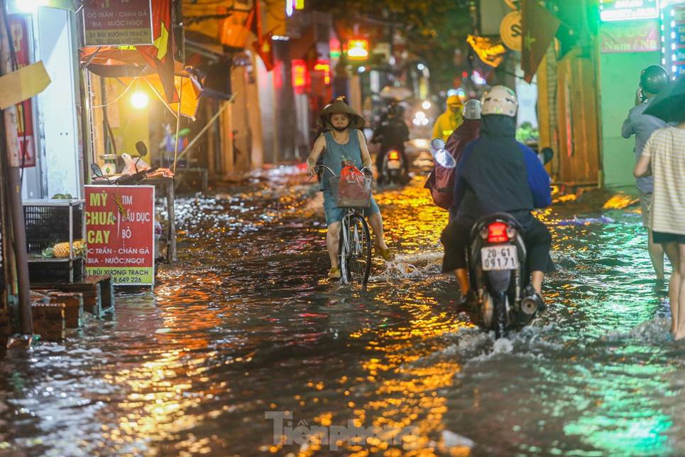 Đường phố Hà Nội thành sông chỉ sau 20 phút mưa rào-3