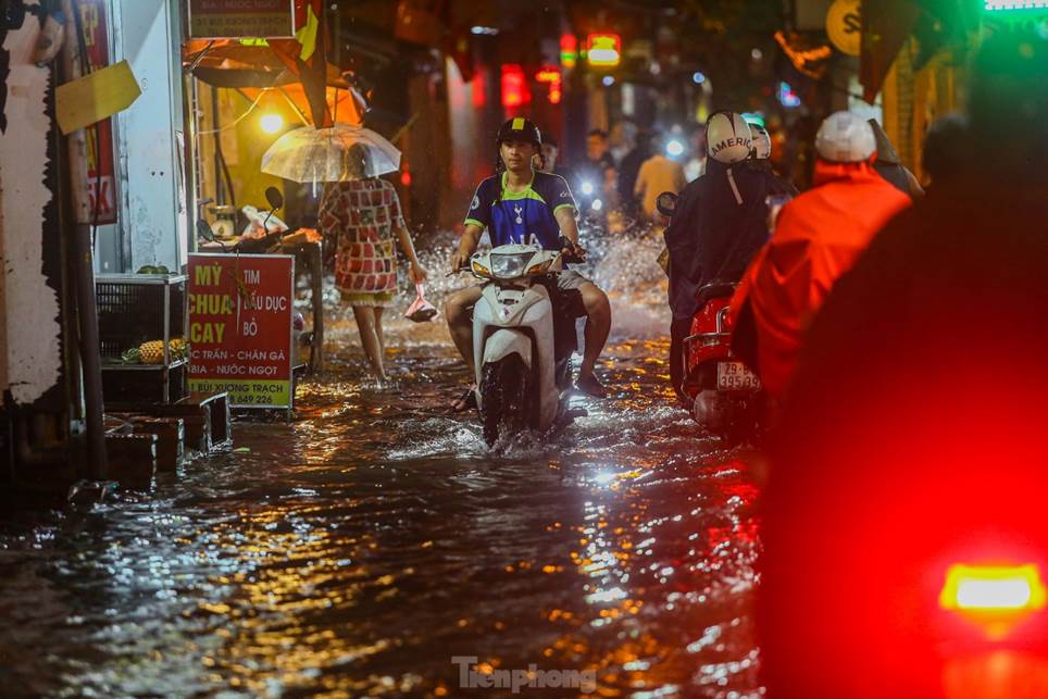 Đường phố Hà Nội thành sông chỉ sau 20 phút mưa rào-4