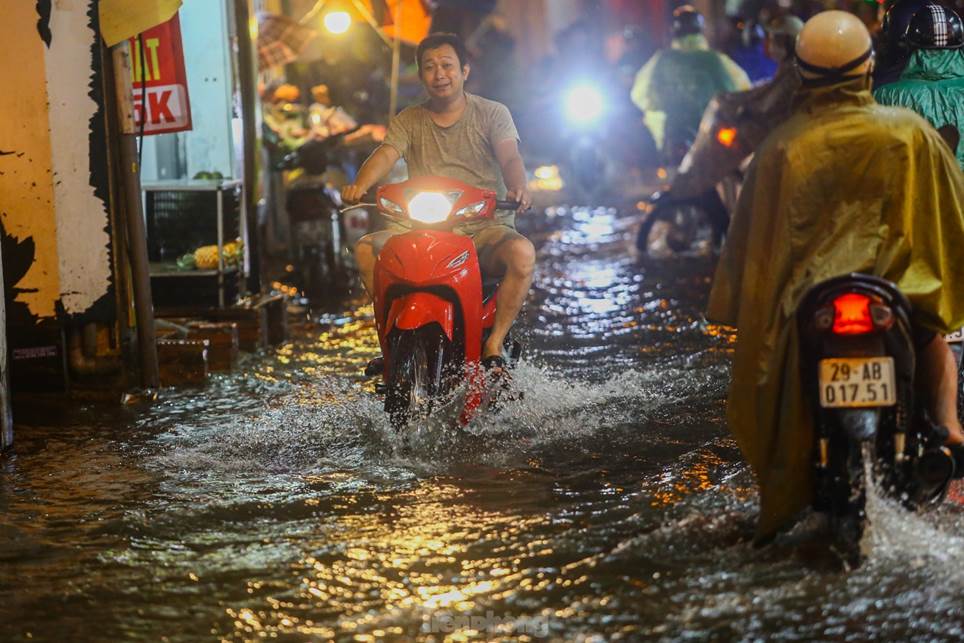 Đường phố Hà Nội thành sông chỉ sau 20 phút mưa rào-5