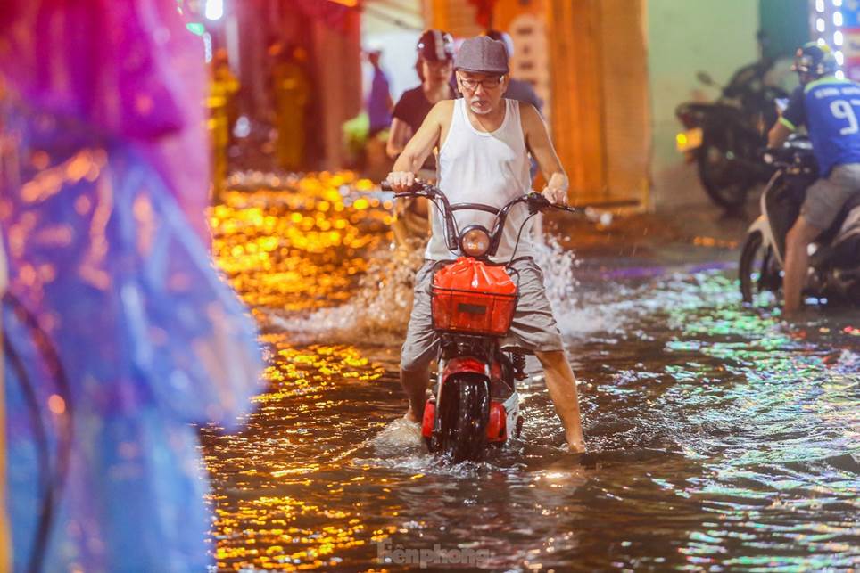 Đường phố Hà Nội thành sông chỉ sau 20 phút mưa rào-6
