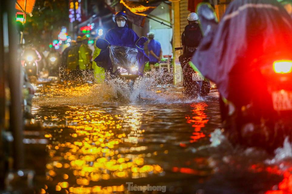 Đường phố Hà Nội thành sông chỉ sau 20 phút mưa rào-7