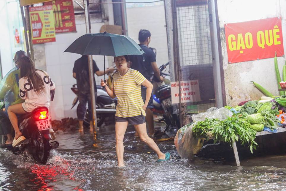 Đường phố Hà Nội thành sông chỉ sau 20 phút mưa rào-10