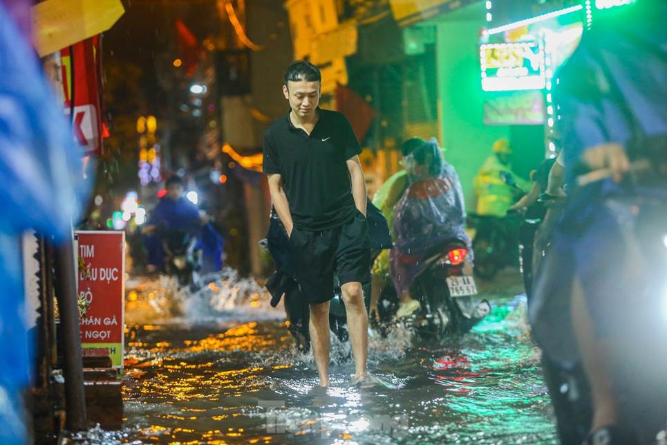 Đường phố Hà Nội thành sông chỉ sau 20 phút mưa rào-11