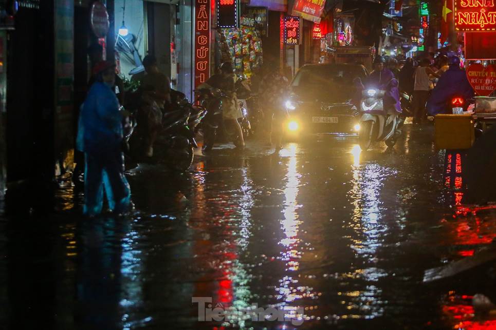 Đường phố Hà Nội thành sông chỉ sau 20 phút mưa rào-8