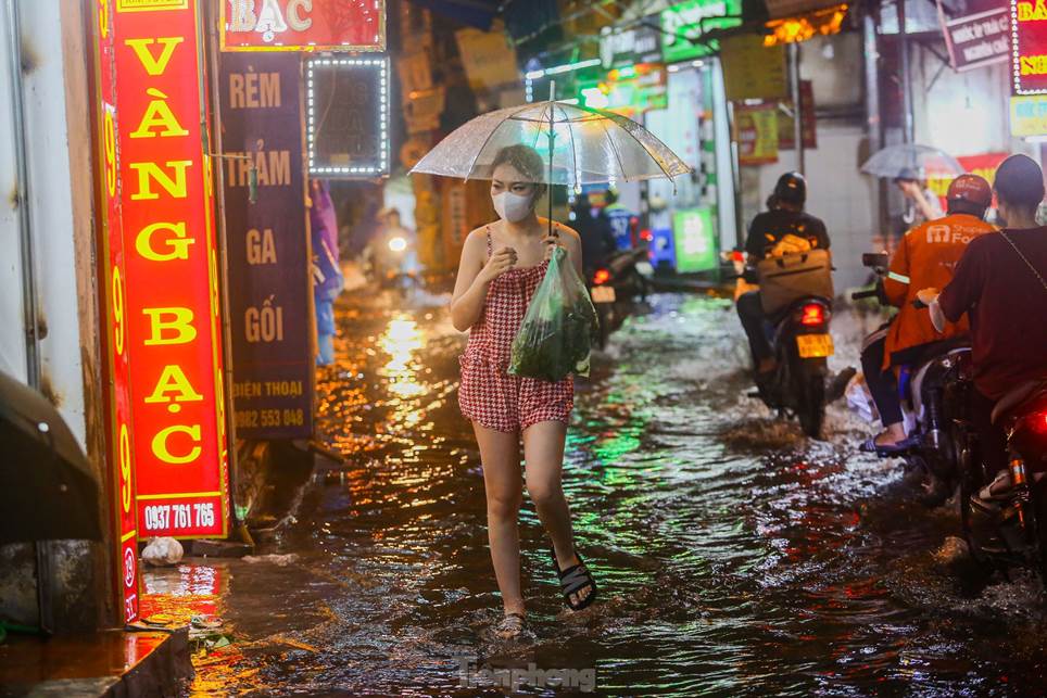 Đường phố Hà Nội thành sông chỉ sau 20 phút mưa rào-9