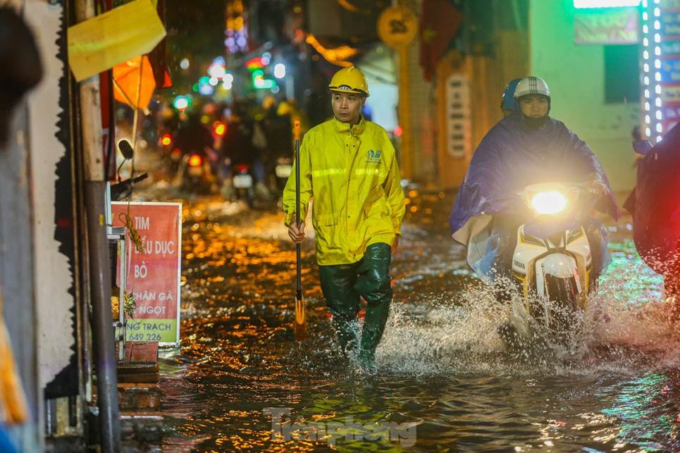 Đường phố Hà Nội thành sông chỉ sau 20 phút mưa rào-12