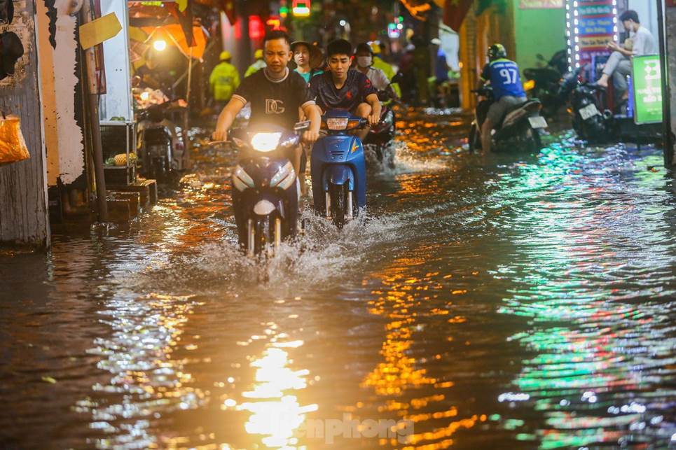 Đường phố Hà Nội thành sông chỉ sau 20 phút mưa rào-13