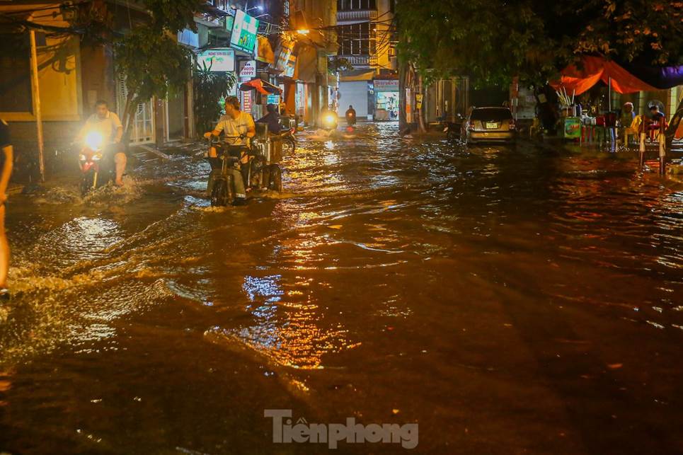 Đường phố Hà Nội thành sông chỉ sau 20 phút mưa rào-14