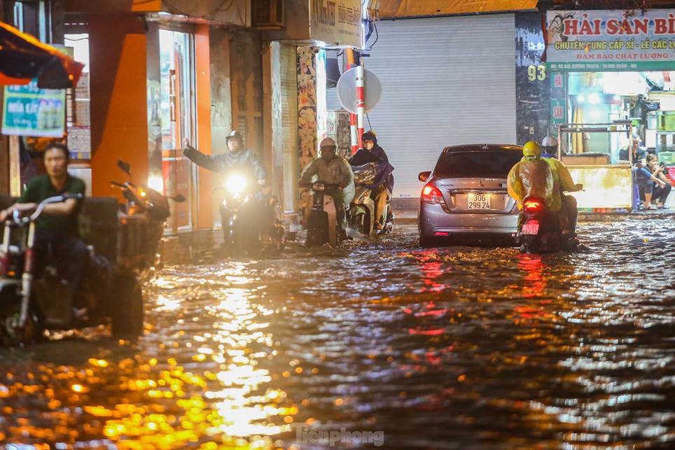 Đường phố Hà Nội thành sông chỉ sau 20 phút mưa rào-15