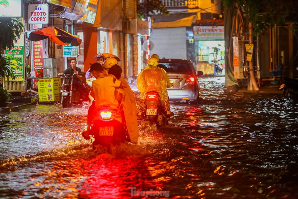 Đường phố Hà Nội thành sông chỉ sau 20 phút mưa rào-16