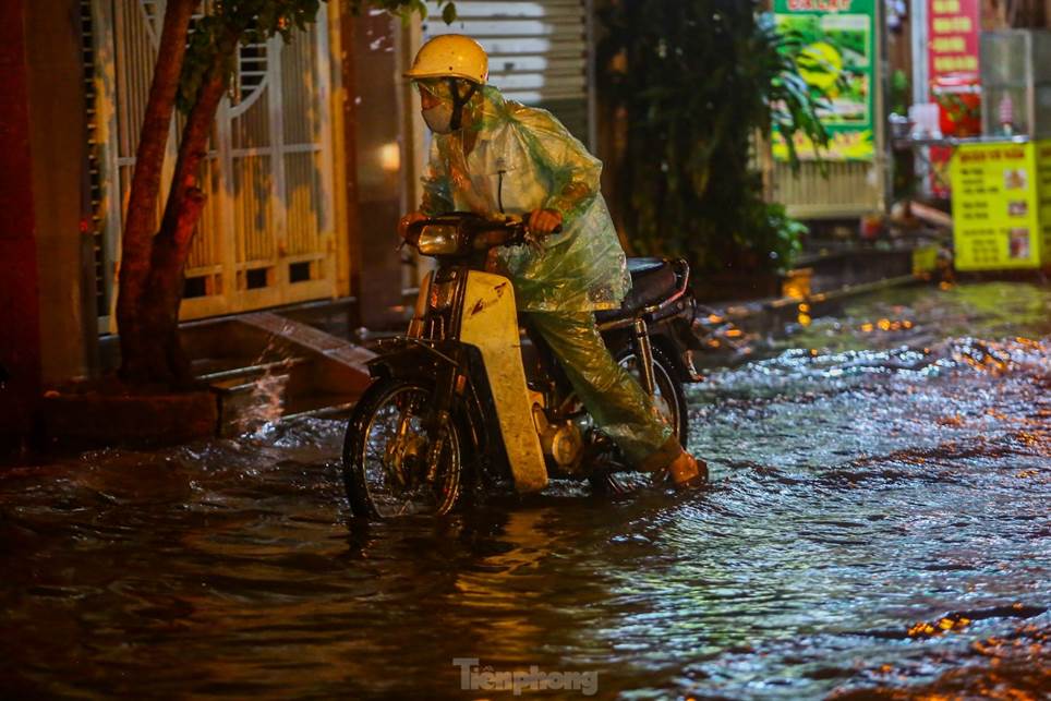 Đường phố Hà Nội thành sông chỉ sau 20 phút mưa rào-17