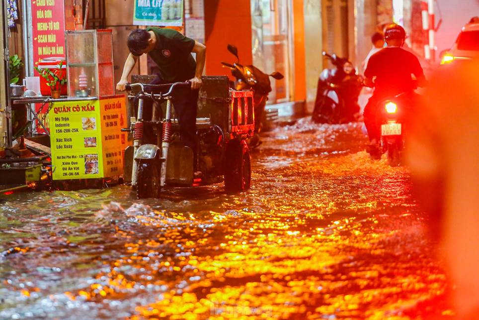 Đường phố Hà Nội thành sông chỉ sau 20 phút mưa rào-18
