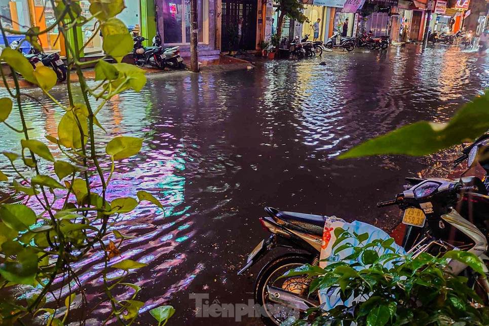 Đường phố Hà Nội thành sông chỉ sau 20 phút mưa rào-19