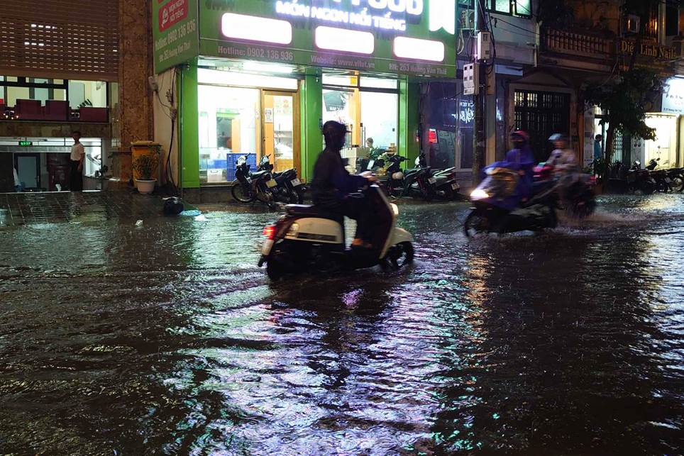 Đường phố Hà Nội thành sông chỉ sau 20 phút mưa rào-20
