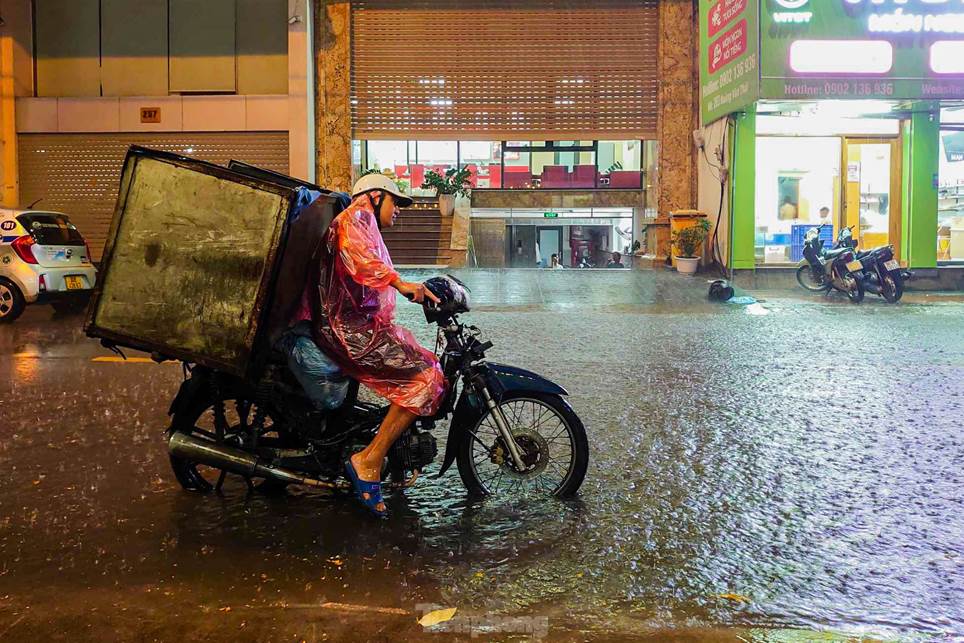 Đường phố Hà Nội thành sông chỉ sau 20 phút mưa rào-21