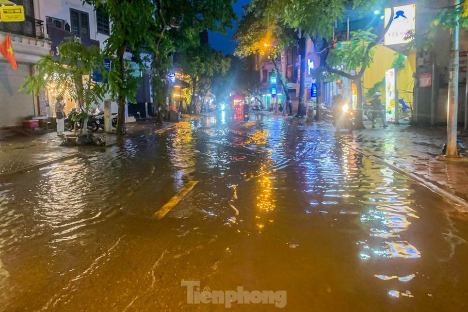 Đường phố Hà Nội thành sông chỉ sau 20 phút mưa rào-22
