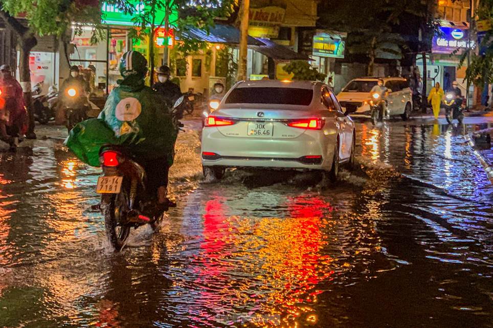 Đường phố Hà Nội thành sông chỉ sau 20 phút mưa rào-23