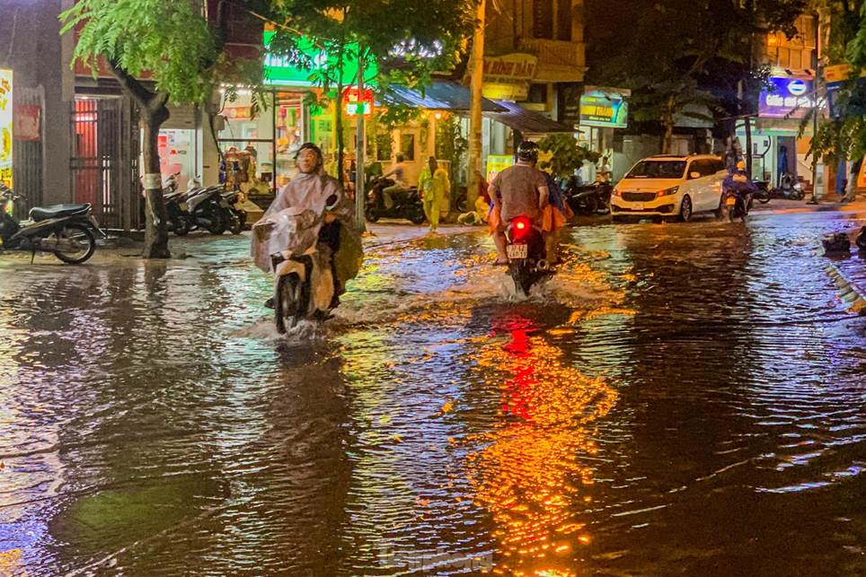 Đường phố Hà Nội thành sông chỉ sau 20 phút mưa rào-24