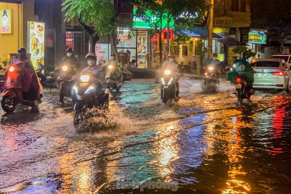 Đường phố Hà Nội thành sông chỉ sau 20 phút mưa rào-25