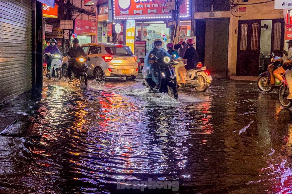Đường phố Hà Nội thành sông chỉ sau 20 phút mưa rào-26