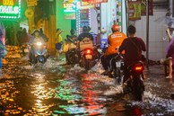 Đường phố Hà Nội 'thành sông' chỉ sau 20 phút mưa rào