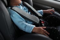Nút bấm nhỏ xíu trên ô tô có thể cứu mạng trong tình huống khẩn cấp, bố mẹ nên dạy trẻ ngay lập tức